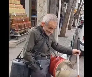 آواز سوزناک؛ پیرمرد نابینا با صدای لرزان چه تاثیر گذار آهنگ شیرین زبان رو میخونه