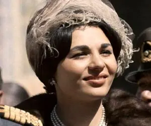 سفر به ایام قدیم سال 1338؛ محمدرضا پهلوی و فرح بین زنان رنگی پوش شیرازی