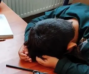 آواز محلی؛ معلم برای شاگردش که سر کلاس خوابیده آهنگ محسن لرستانی خوند بچه قاط میزنه