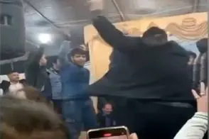 آواز شاد؛ این آقا با این هیکل باید بره چک پاس کنه ولی ببین چه گرد و خاکی کرده با اهنگ