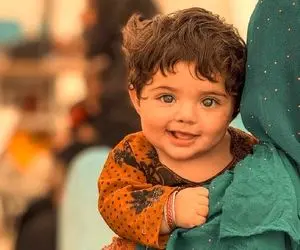 لبخند شیرین دختربچه مهاجر و آواره افغان که دل خیلی ها و برد