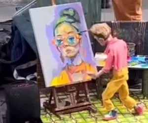 آواز شاد؛ عروسک قد کف دست بهش جون دادن داره نقاشی میکشه و میرقصه