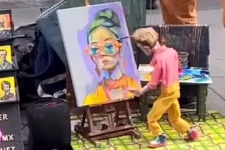 آواز شاد؛ عروسک قد کف دست بهش جون دادن داره نقاشی میکشه و میرقصه