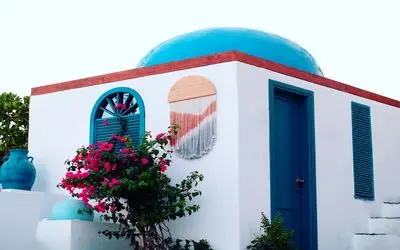 طراحی داخلی و دیزاین رویایی کافه سانتورینی کیش؛ الهام از معماری کلاسیک و سقف مدیترانه