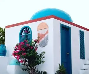 طراحی داخلی و دیزاین رویایی کافه سانتورینی کیش؛ الهام از معماری کلاسیک و سقف مدیترانه