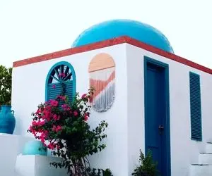 طراحی داخلی و دیزاین رویایی کافه سانتورینی کیش؛ الهام از معماری کلاسیک و سقف مدیترانه