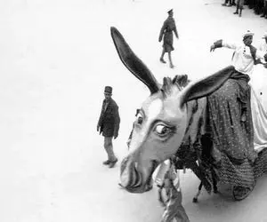 یک عکس یک روایت؛ رضاشاه جشن تولدشو با کریسمس یکی کرد کارناوال شادی راه انداخت