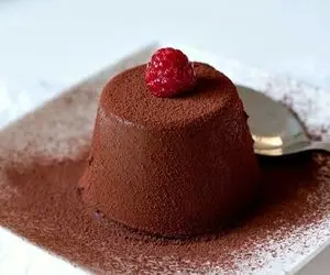 دسر خوشمزه ؛ وقتی با نون و شکلات عصرونه درست میکنه تو فر تا انگشتای پاتم میخوری