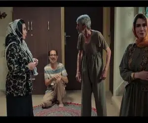 سکانس خندان/زنه جلو همه یه جوری از پدرشوهرش تعریف میکنه که با دمپایی بیوفته دنبالش