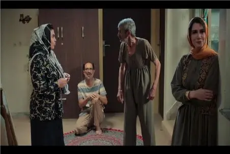 سکانس خندان/زنه جلو همه یه جوری از پدرشوهرش تعریف میکنه که با دمپایی بیوفته دنبالش