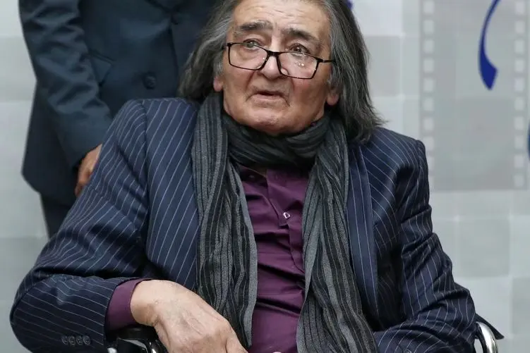 آواز هنرمندانه؛ دیگه باید بگیم مرحوم، رضا رویگری چشاشو بست شروع کرد خوندن تن صدا خداس