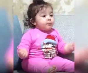 آواز احساسی؛ دختربچه نقلی با آهنگ زده بارون مسعود صادقلو دلبری میکنه آب قند لازم میشی