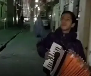 آواز خیابانی / پسر نیم وجبی وسط محل جوری به دل میگم کاریش نباشه میخونه فوران استعداده