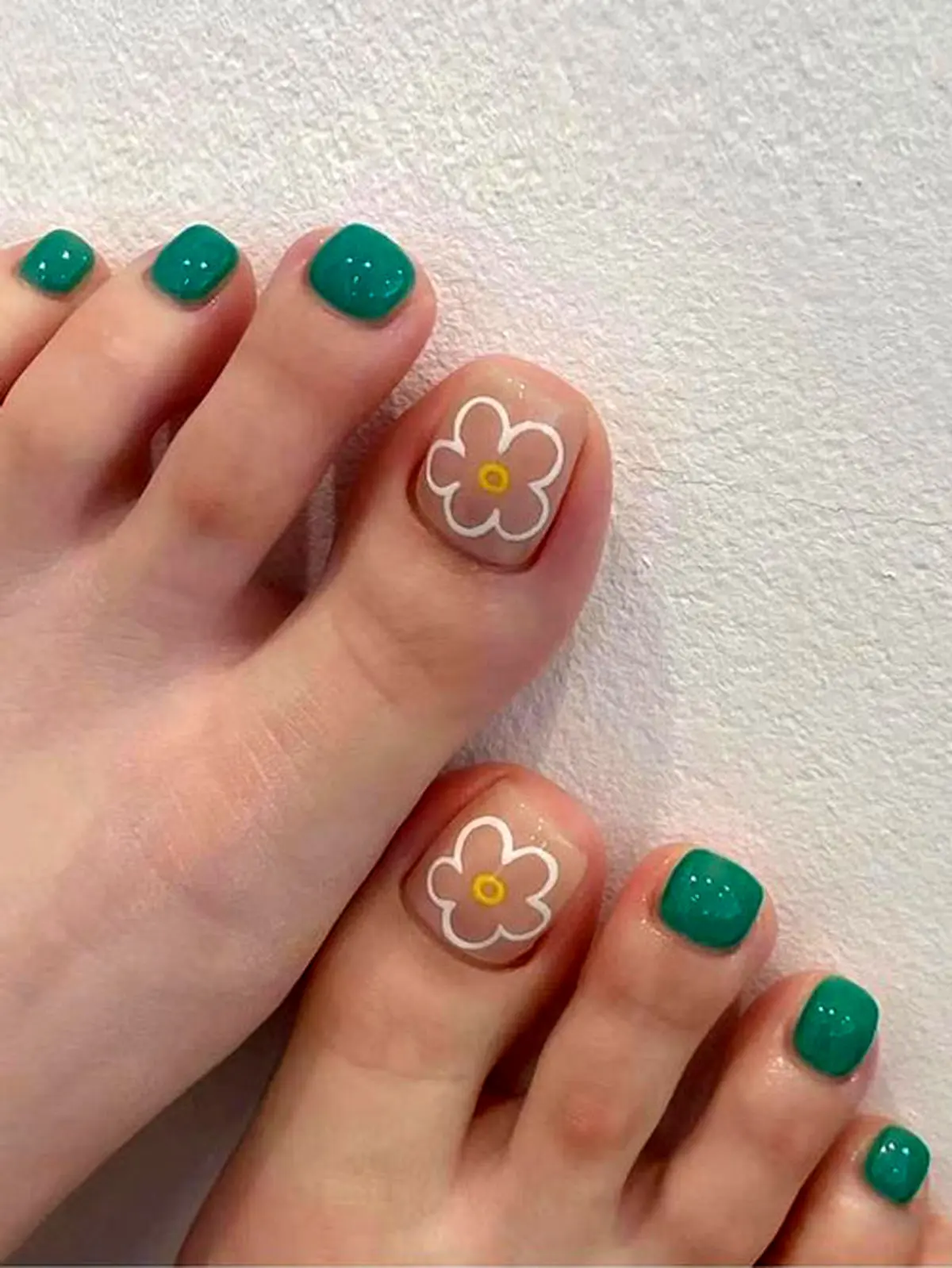 the-latest-model-of-girls-toenail-design-20