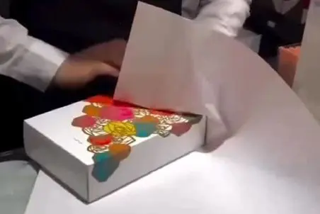 ایده خلاقانه؛ ژاپنیه فقط با یه تیکه چسب کادو پیچ کرد حرفه ای حظ میکنی از حرکت انگشتاش