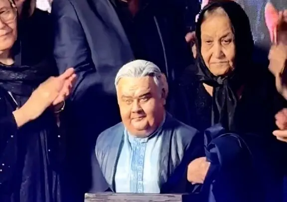 مادر اکبر عبدی از تندیس پسر دلبندش رونمایی کرد