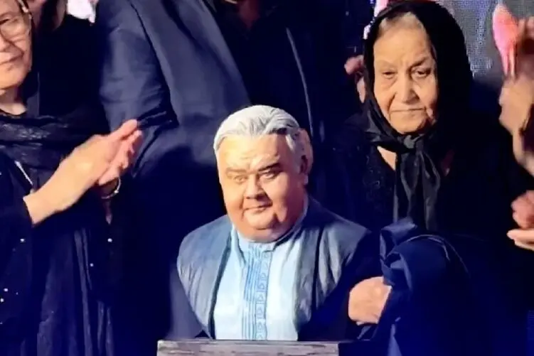 مادر اکبر عبدی از تندیس پسر دلبندش رونمایی کرد
