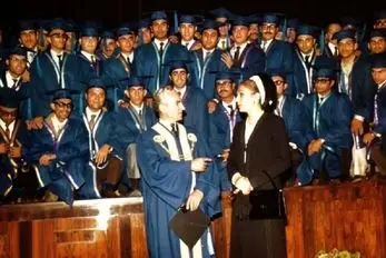 سفر به ایام قدیم سال 1349؛ تناقض چهره فرح دیبا و لباس نظامی