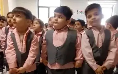 آواز شاد؛ نوه تپل مپلی اکبر عبدی تو مدرسه با آهنگی که میخونه یه رقص ریز میره