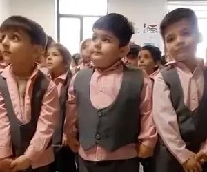 آواز شاد؛ نوه تپل مپلی اکبر عبدی تو مدرسه با آهنگی که میخونه یه رقص ریز میره