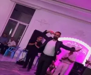 آواز شاد؛ پسره وسط تالار با حرکات اسلومیشن میاد وسط همه ام شعف میکنن!!!
