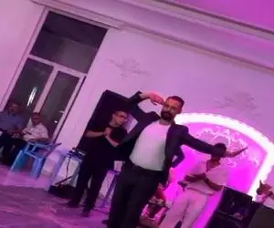 آواز شاد؛ پسره وسط تالار با حرکات اسلومیشن میاد وسط همه ام شعف میکنن!!!