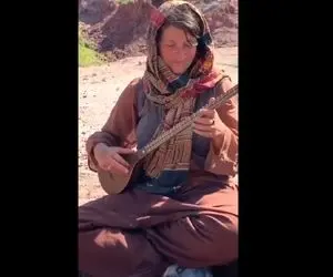 آواز خیابانی؛ ببینید این توریست دختر آلمانی چه دلنشین و با احساس سه تار میزنه