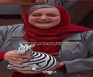 سکانس خندان؛ نعیمه نظام دوست خودشو به مجسمه ای که دستش نسبت میده روده برن ازش