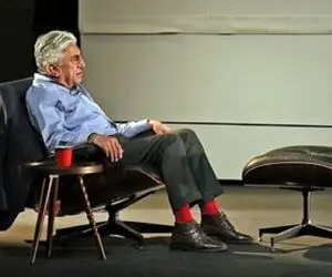 جملات تند رضا کیانیان به یکی از تماشاگران تئاتر؛ ما اینجا داریم زحمت می کشیم!