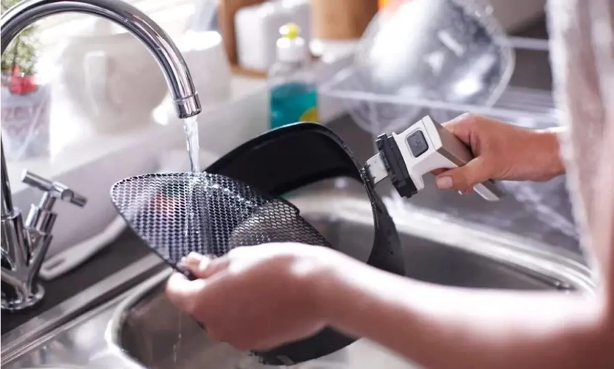 Cleaning-the-fryer-03