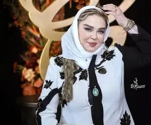 آواز هنرمندانه؛ بهاره رهنما روسریو کشید جلو شروع کردن به خوندن دوستاش چه حسودن وا