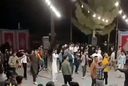 آواز شاد؛ یه عده وسط عروسی ریختن وسط انگار مجبور به این کار شدن انقد خسته حرکت میکنن