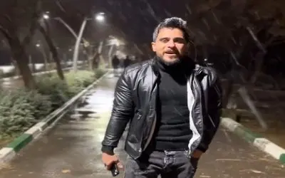 آواز خیابانی؛ پسره داره تو کولاک برف راه میره شروع میکنه آهنگ خوندن صدای یخ زدش خداس