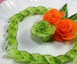 ایده های خلاقانه؛ چجوری با خیار گل رز درست کنیم؟ نحوه برش زدنش خیلی مهم