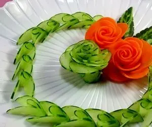 ایده های خلاقانه؛ چجوری با خیار گل رز درست کنیم؟ نحوه برش زدنش خیلی مهم