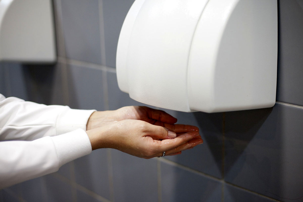 bathroom-hygiene-hand-dryer-vs-paper-towels-2