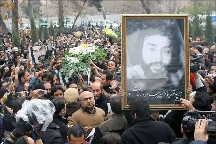 آواز ماندگار؛ ناصر عبداللهی قبل مرگش بین هزاران نفر این آهنگ رو به همسرش تقدیم کرد