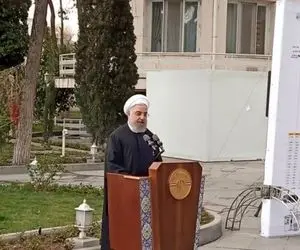 فیلم| خیس شدن روحانی و وزرا زیر باران شدید