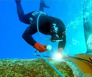 ویدیویی از جوشکاری در دریا که تا به حال کسی ندیده! + ویدیو