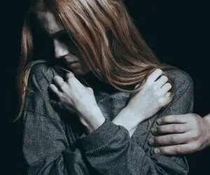 آزار دختر جوان
