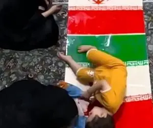 آواز جگرسوز؛ پسر بچه روتابوت پدرش بازی میکنه پتو میکشه و میخوابه امان از دل مادرش