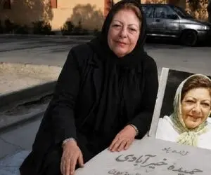 دلتنگی ثریا قاسمی سر مزار مادرش حمیده خیرآبادی