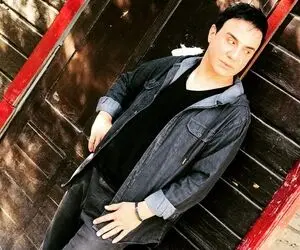 عکس عمو پورنگ در سال 1400 با ژست دهه 60 + عکس جالب