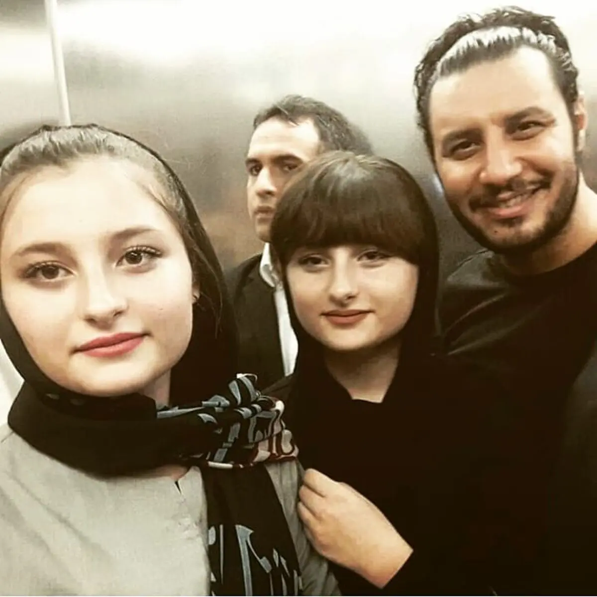 سارا و نیکا به همراه جواد عزتی