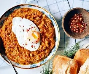 (ویدئو) طرز تهیه میرزا قاسمی؛ با این ترفند راحت پوست بادمجونای دودی شده رو بگیرید