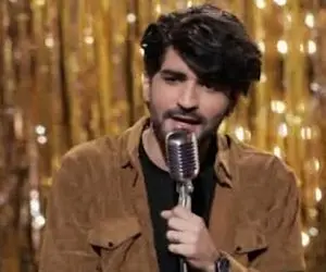 آواز بهجتی؛ عرفان طهماسبی با موی خیس افشون لب ساحل آهنگ مرز ویرانی و دیوانگی رو خوند