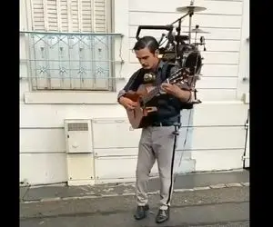 آواز خیابانی؛ ببینید این آقا از خودش چی آویزون کرده و خفن آهنگ میزنه فقط رقص پاهاش