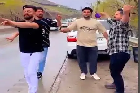 آواز محلی؛ حرکات موزون ادایی و پرنسسی چندتا پسر وسط جاده؛ چه افتخاریم میکنن به خودشون