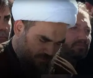 شهدای بیت رهبری| نماز خواندن پدر بر پیکر دختر 14 ماهه اش( نوه شهید رهبر امت)