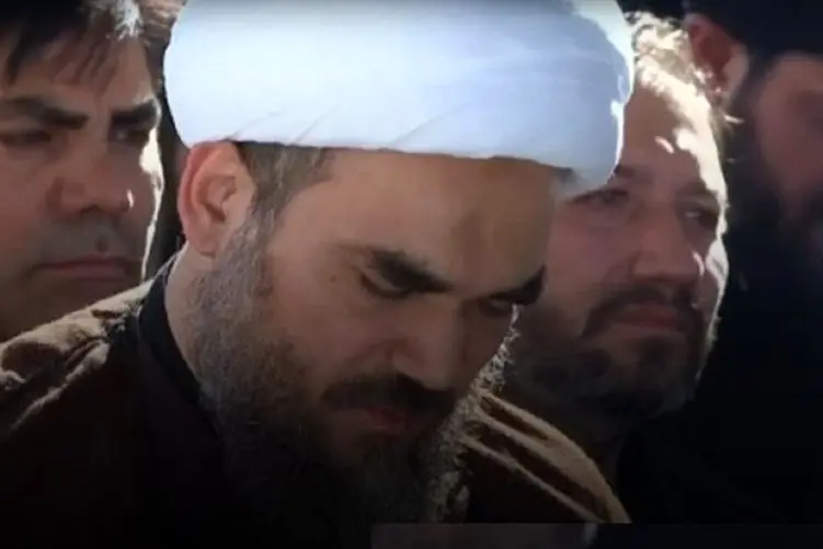 شهدای بیت رهبری| نماز خواندن پدر بر پیکر دختر 14 ماهه اش( نوه شهید رهبر امت)